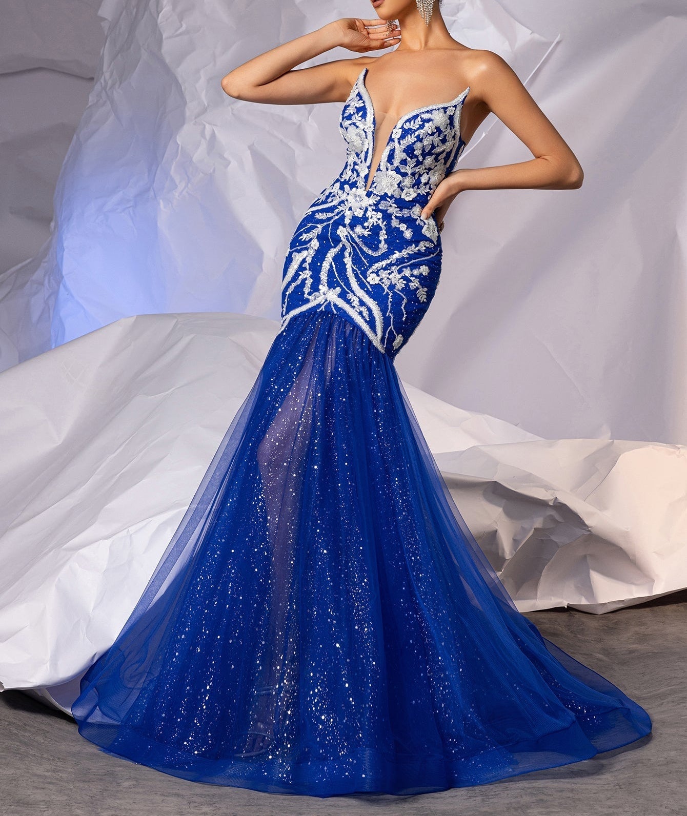 Sexy Deep V-Neck Sheer Embroidery Mermaid Prom Dress - Royal Blue