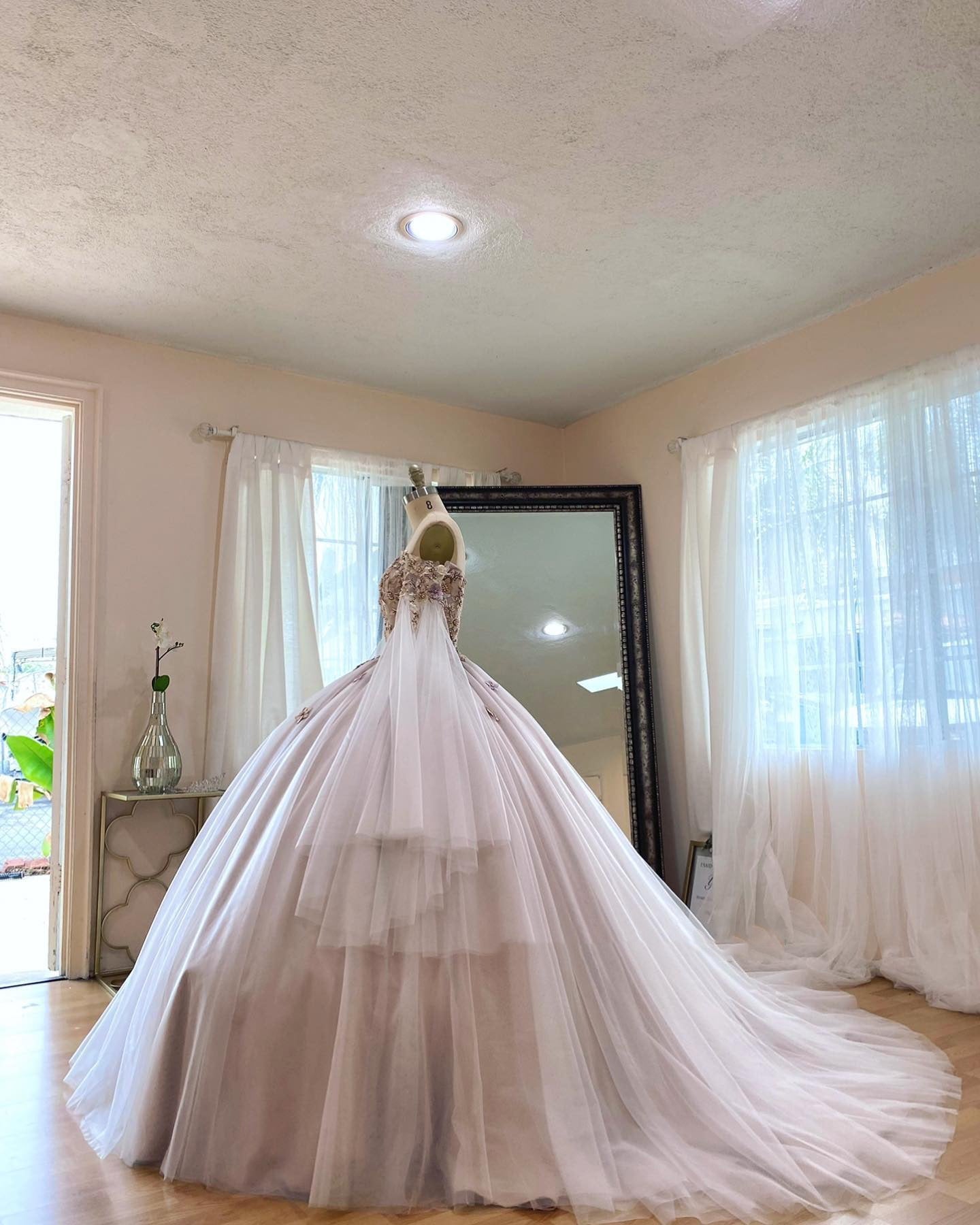 Elegant Ball Gown Off Shoulder Long Sleeves Flowers Appliques Tulle Quinceanera Dress for Sweet 16
