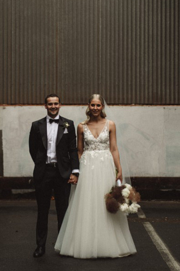 Charming V Neck Sleeveless Lace Wedding Dresses with Appliques