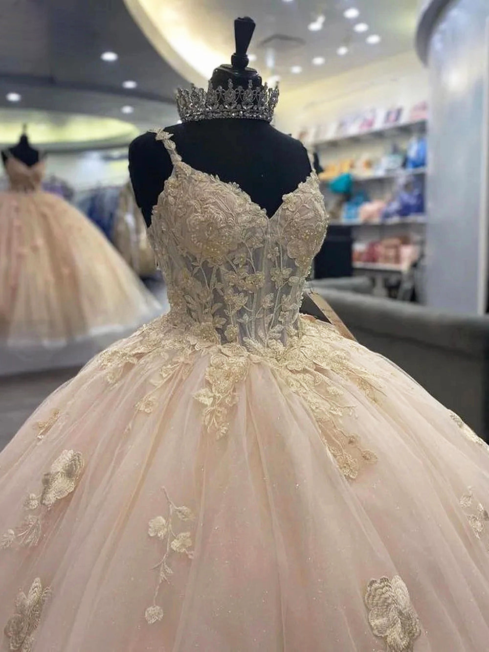 Classsic Ball Gown V Neck Spaghetti Straps Sleeveless Lace Appliques Champagne Tulle Quinceanera Dress Princess Formal Party Gown for Sweet 16