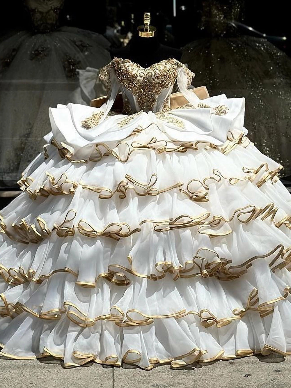 Elegant & Gorgeous Ball Gown Off Shoulder Gold Appliques Beaded Tiered Princess Evening Party Dress Quinceanera Dress for Sweet 16