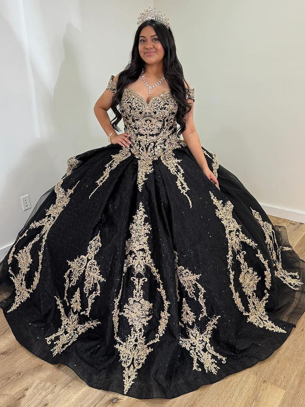 Classic Ball Gown Off Shoulder Lace Appliques Tiered Ruffles Black Tulle Off Shoulder Princess Party Gown Quinceanera Dress for Sweet 16 Dress