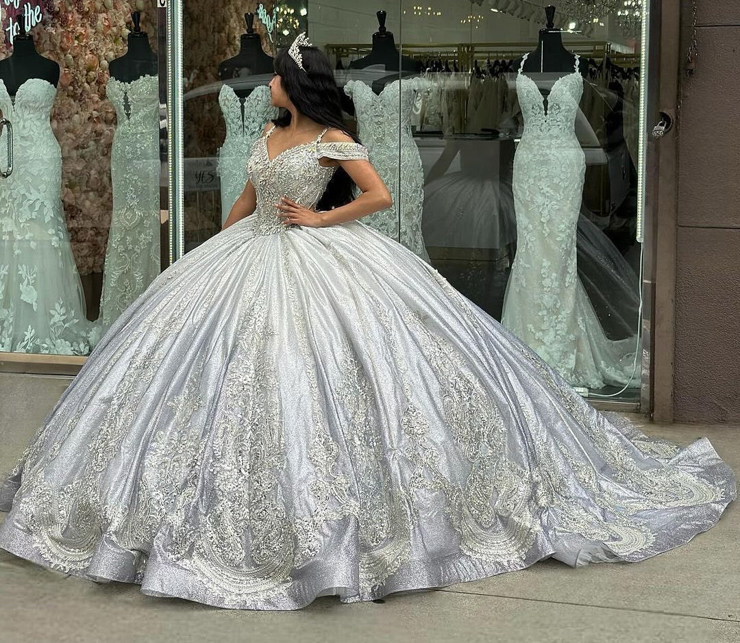 Elegant Ball Gown Off Shoulder Beaded Silver Lace Appliques Sweep Train Quinceanera Dress Princess Birthday Party Gown for Sweet 16