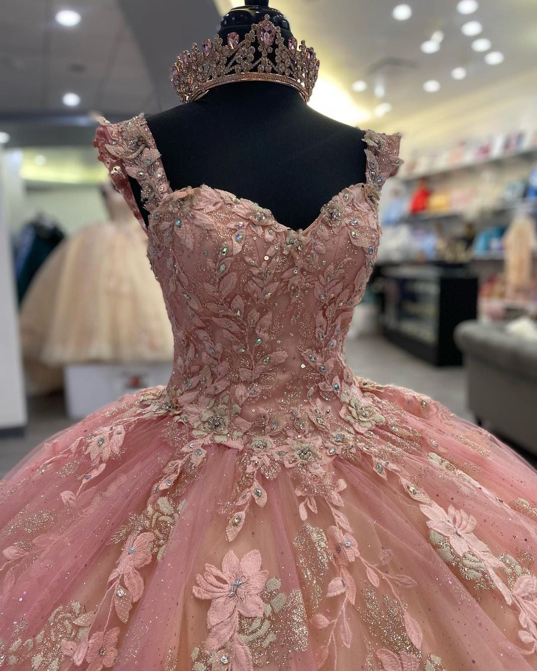 Luxury Ball Gown Sweetheart Neck Straps Sleeveless Lace Appliques Beaded Pink Tulle Birthday Party Princess Dress Quinceanera Dress for Sweet 16