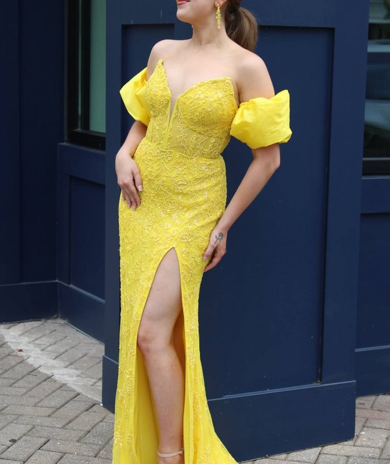 Embroidery Lace Up V-Neck Bodice Long Mermaid Prom Dress With Detachable Sleeves - Yellow