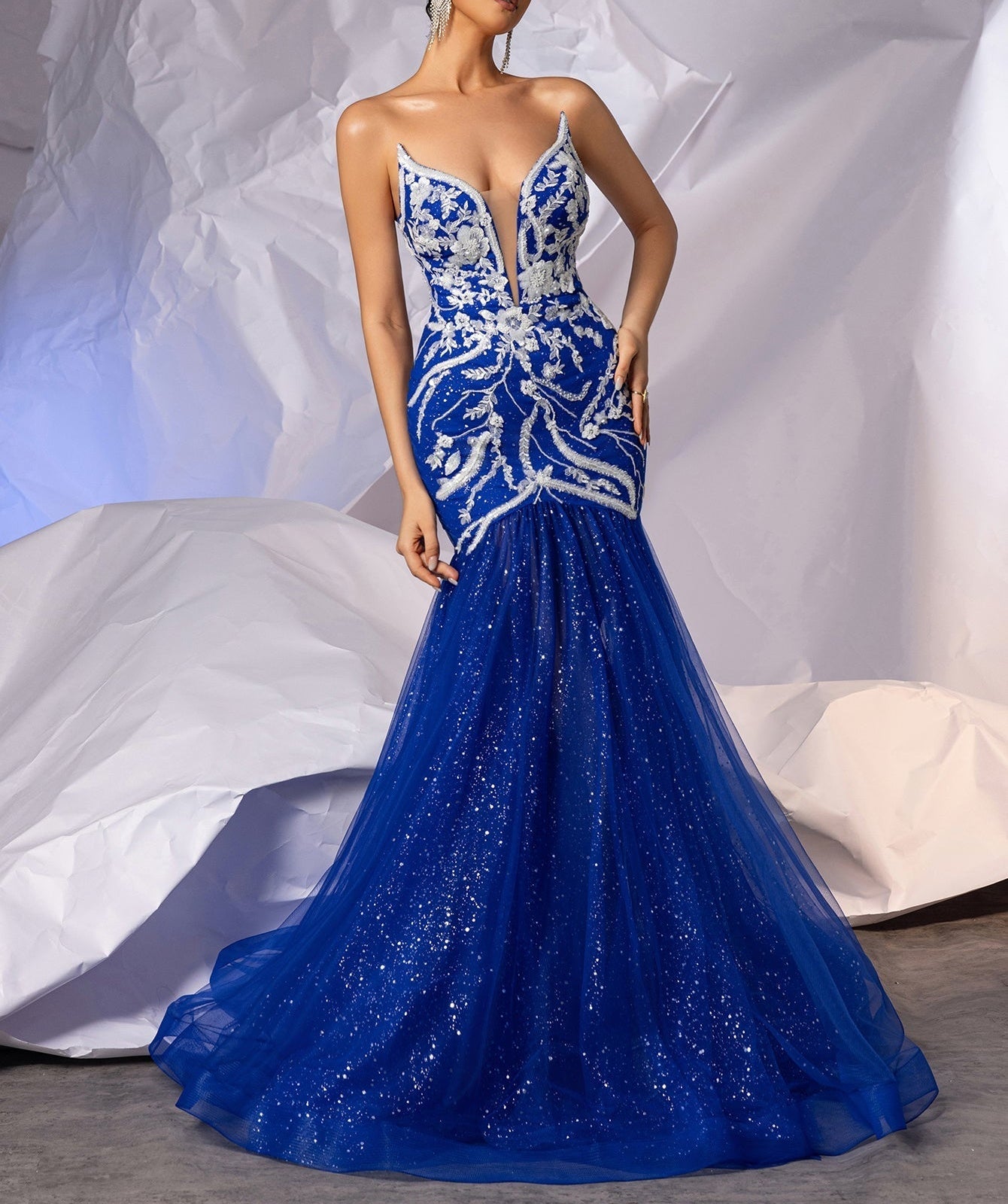 Sexy Deep V-Neck Sheer Embroidery Mermaid Prom Dress - Royal Blue