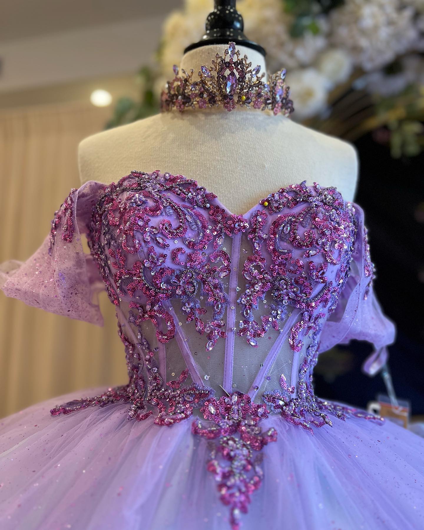 Chic & Modern Ball Gown Off Shoulder Sequins Beaded Floral Lace Appliques Lilac Tulle Quinceanera Dress Birthday Party Gown for Sweet 16