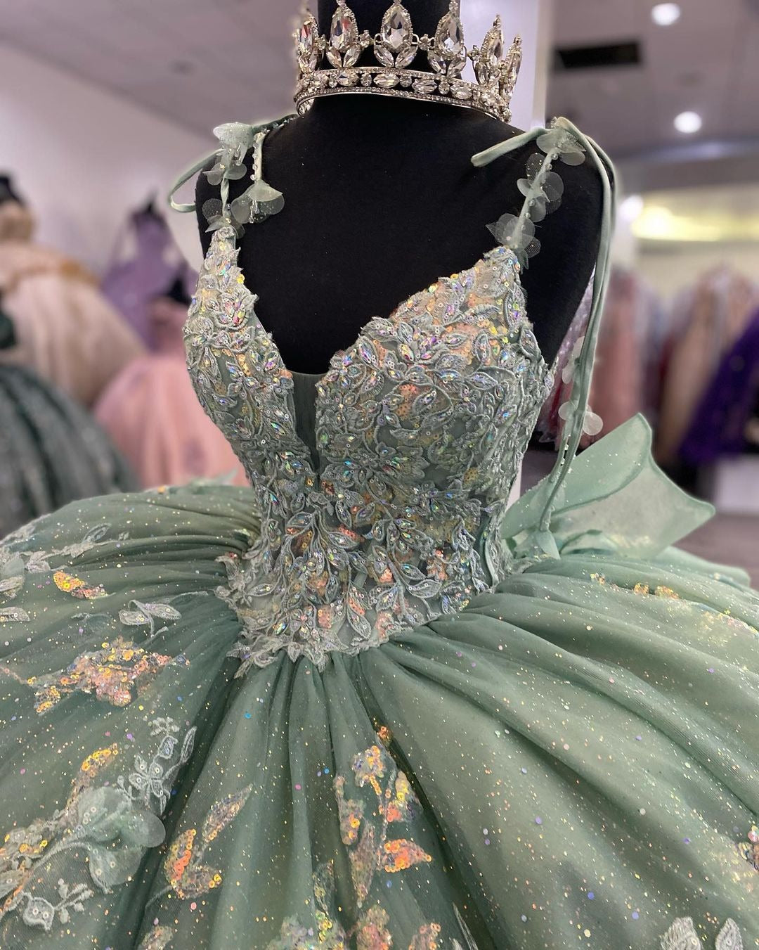 Elegant & Gorgeous Ball Gown V Neck Spaghetti Straps Sleeveless Lace Appliques Beaded Mint Green Tulle Princess Party Gown Quinceanera Dresses for Sweet 16