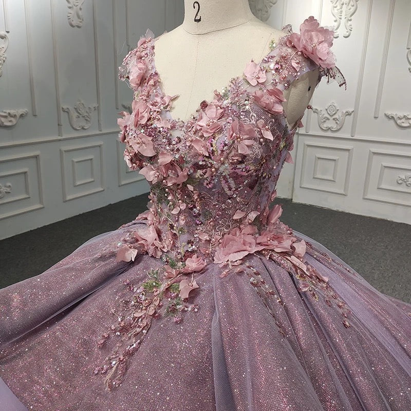 Chic & Modern Ball Gown V Neck Lace Appliques Beaded Tiered Lilac Tulle Quinceanera Dress Princess Party Gown for Sweet 16