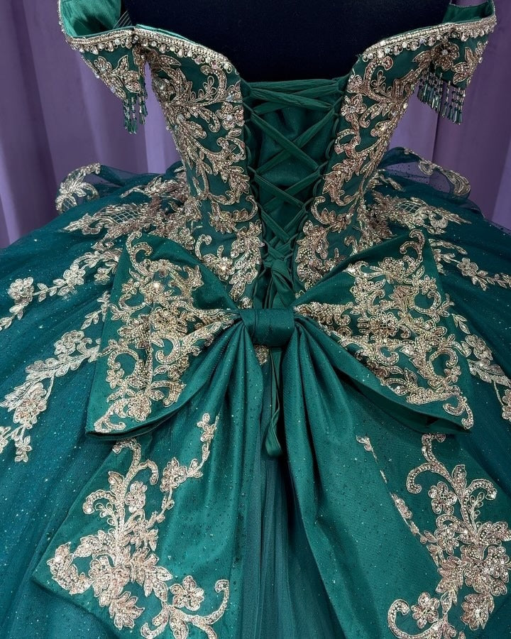 Elegant & Luxuru Ball Gown Off Shoulder Gold Lace Applique Beads Tiered Ruffle Emerald Green Tulle Quinceanera Dress Princess Gown for Sweet 16