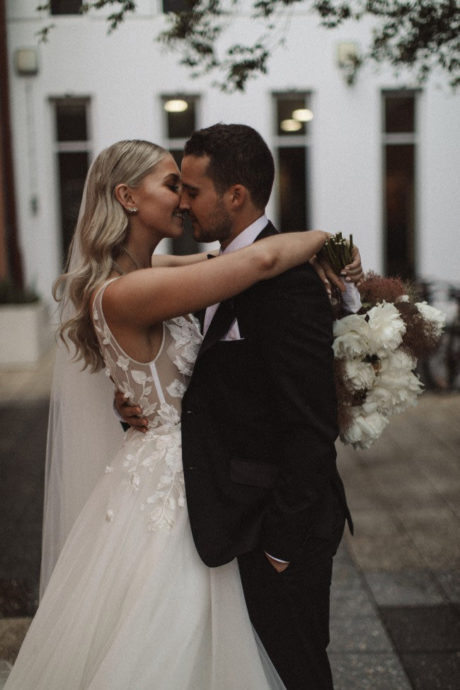 Charming V Neck Sleeveless Lace Wedding Dresses with Appliques