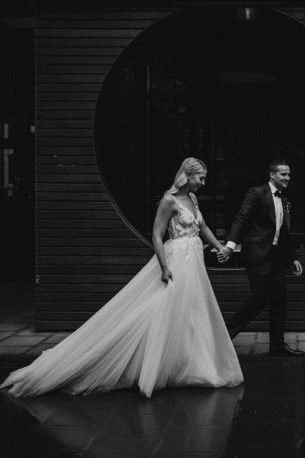 Charming V Neck Sleeveless Lace Wedding Dresses with Appliques